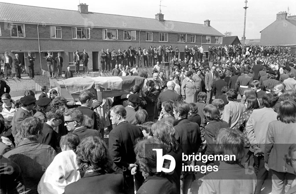 Northern Ireland May 1972. The funeral of John Starrs a member of the Provisional IRA. May 1972 72-5760-003