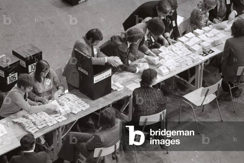 Depouillement des bulletins de vote du referendum pour le maintien du Royaume Uni dans les Communautes Europeennes. Earls Court, Londres, juin 1975 - Ballot papers are sorted in Earls Court, London where the count for the EEC Referendum is taking place. Tellers counting votes. June 1975.