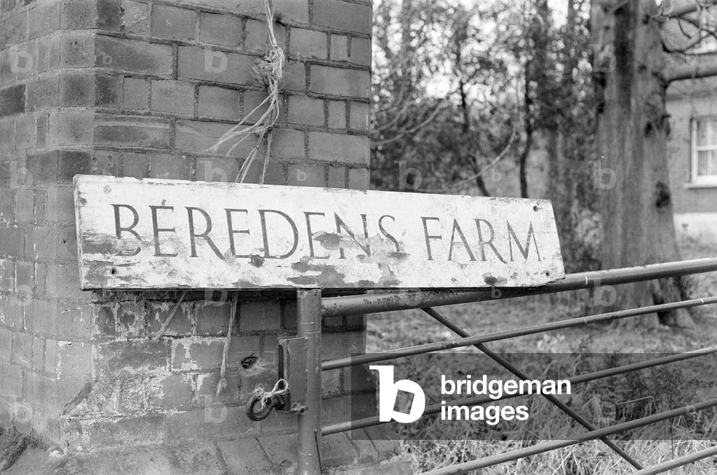 Police Investigation into disappearance of haulage contractor George Brett and his son Terry Brett aged 10, who are missing under mysterious circumstances. Pictured, Police search family home of Beredens Farm at Upminster, Essex, 7th January 1975 (b/w photo)