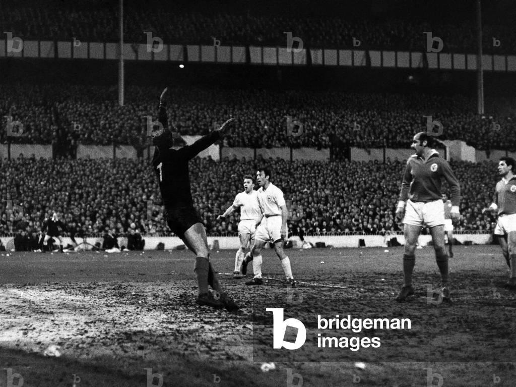 European Cup Semi Final Second Leg match at White Hart Lane. Tottenham Hotspur 2 v Benfica 1 (Benfica win 4-3 on aggregate)Action during the matchApril 1962 (photo)