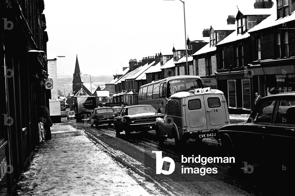 Traffic struggles along in the snow, Bensham Bank, Gateshead, 23rd November 1971 (b/w photo)