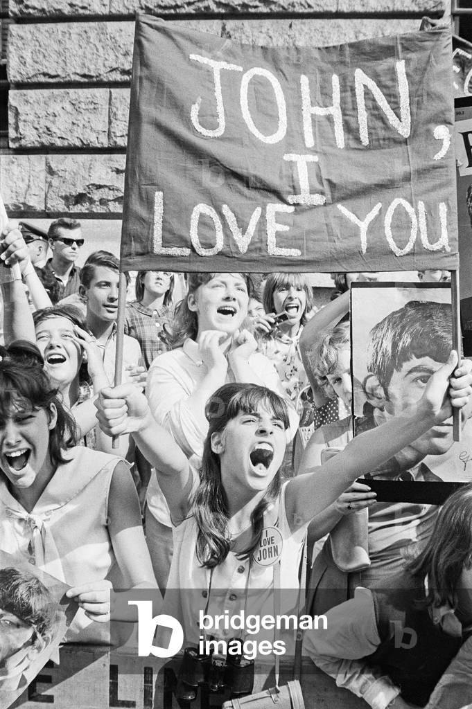 The Beatles in New York City, on their North American Tour ahead of their concert to be held at Forest Hills. Cheering fans gathered outside the Delmonico Hotel in New York where the band are staying. 28th August 1964 (b/w photo)