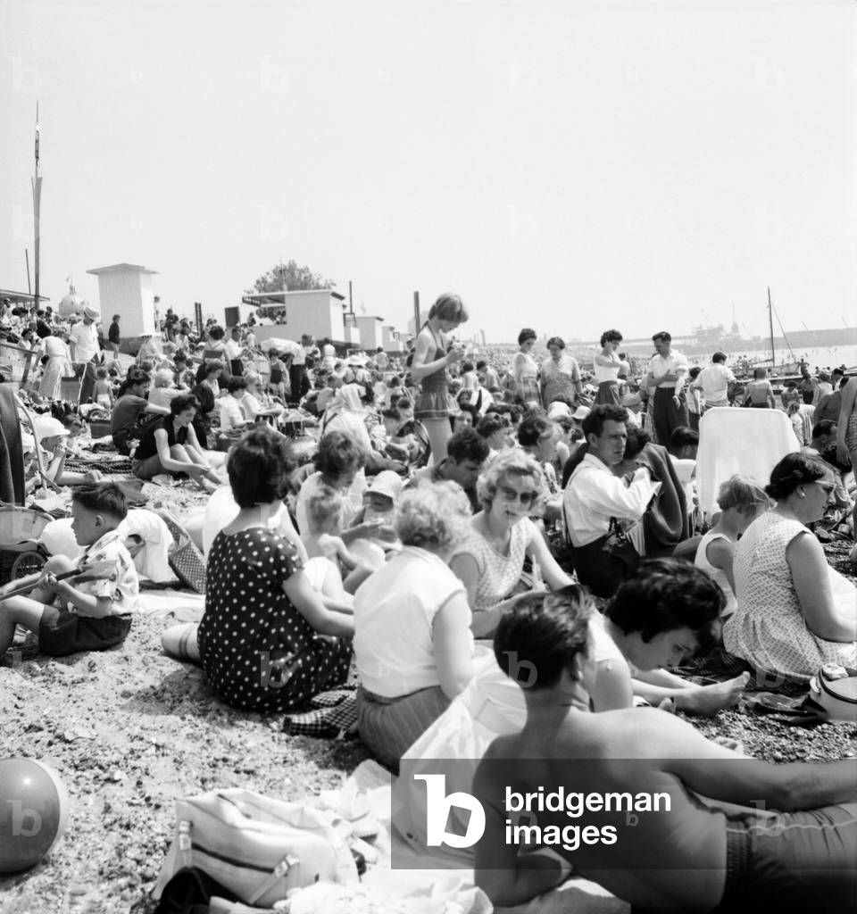 Southend beach (crowds). June 1960 M4333-001