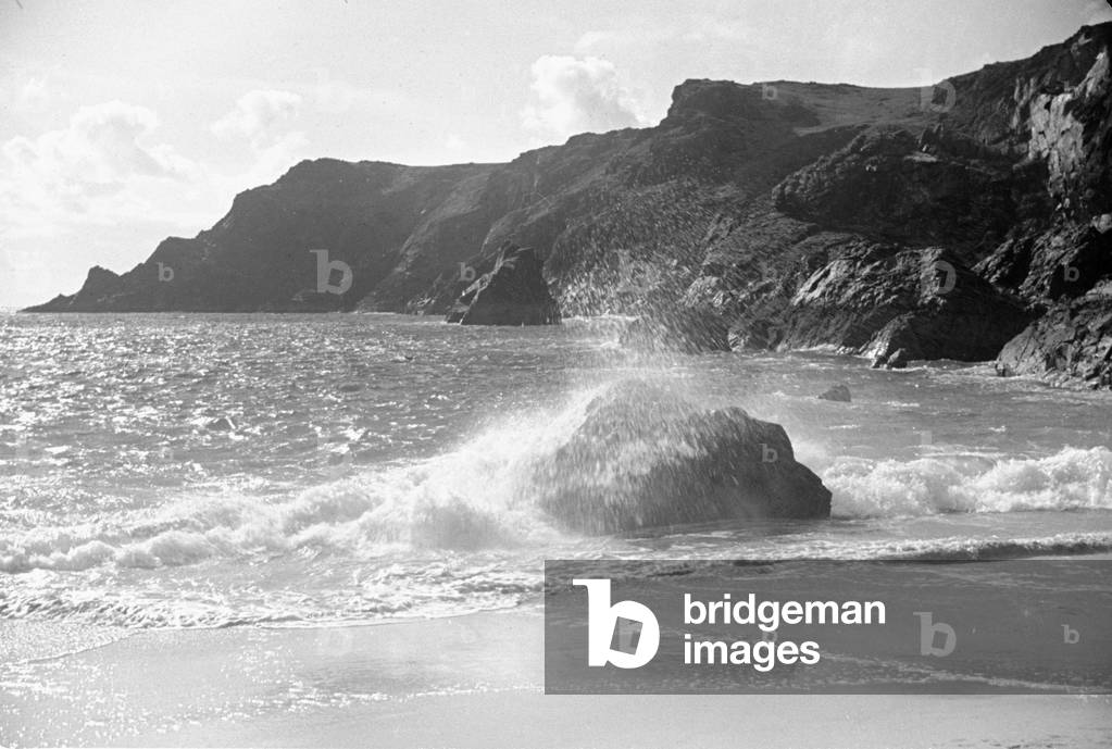 Kynance Cove on the Lizard peninsula in south-west Cornwall, England, UK. The Cove is owned by the National Trust and is renowned for its rugged cliffs, white sand and turquoise water. August 1947