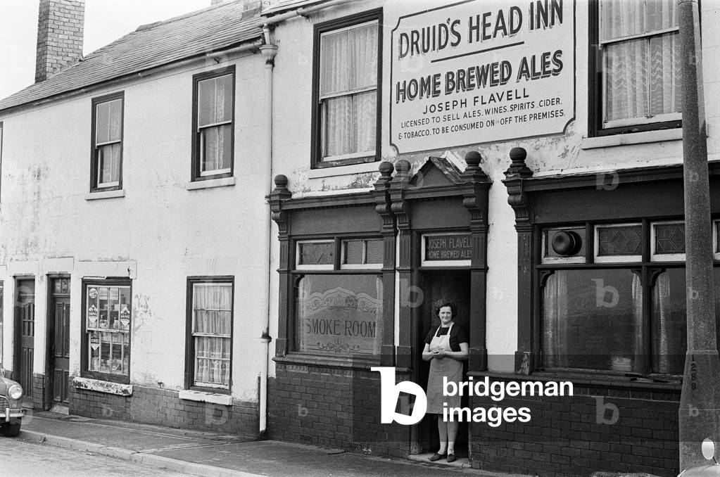 Beryl Fellows, barmaid at the Druids Head Inn in Coseley, a suburban area in the north of the Dudley, The Black Country, an area of the West Midlands in England, north and west of Birmingham. 25th May 1968 (b/w photo)