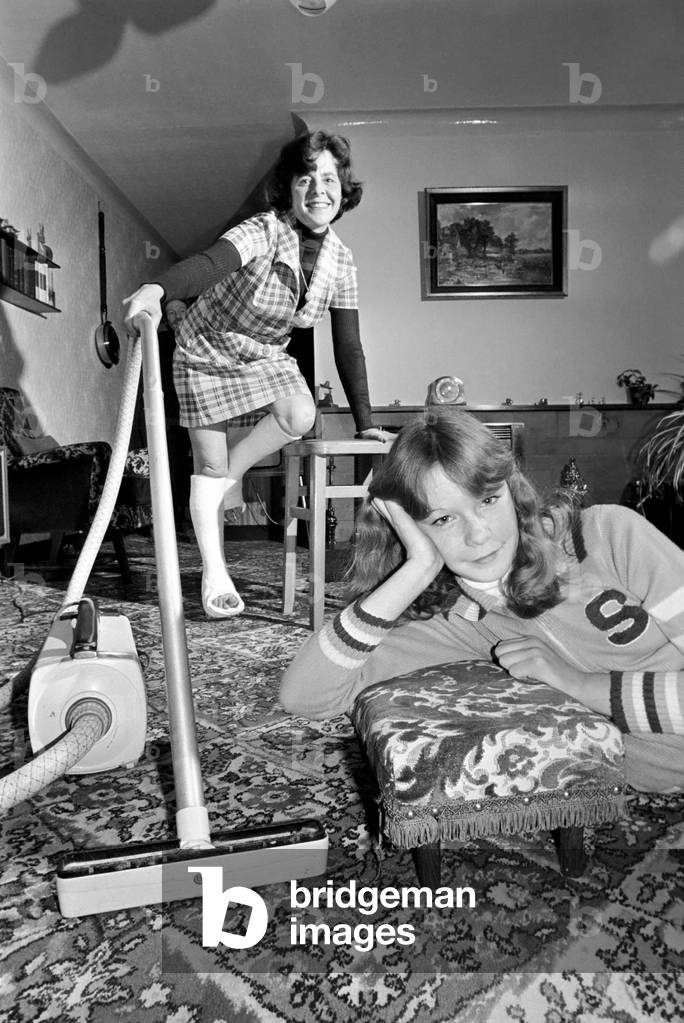 Sarah writes about her mothers efforts to continue with her house-work despite having both legs in plaster, April 1977 (b/w photo)