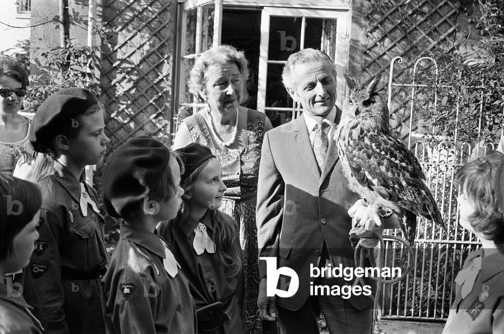 Members of the 222nd Birmingham Brownies at Kings Norton meet Mr Philip Ware.7th July 1971 (b/w photo)