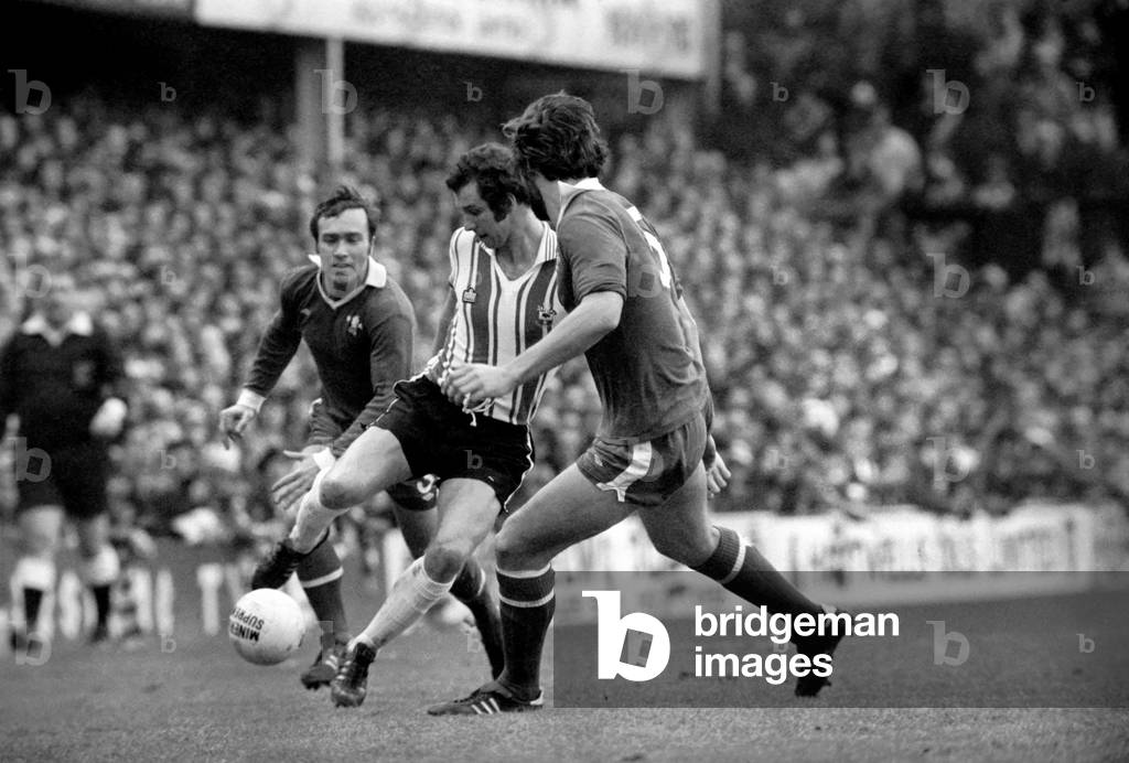 F. A. Cup. Southampton (1) vs. Chelsea (1). Peter Osgood (Southampton) beats his former team mates Ron Harris and Mick Droy. January 1977 (photo)
