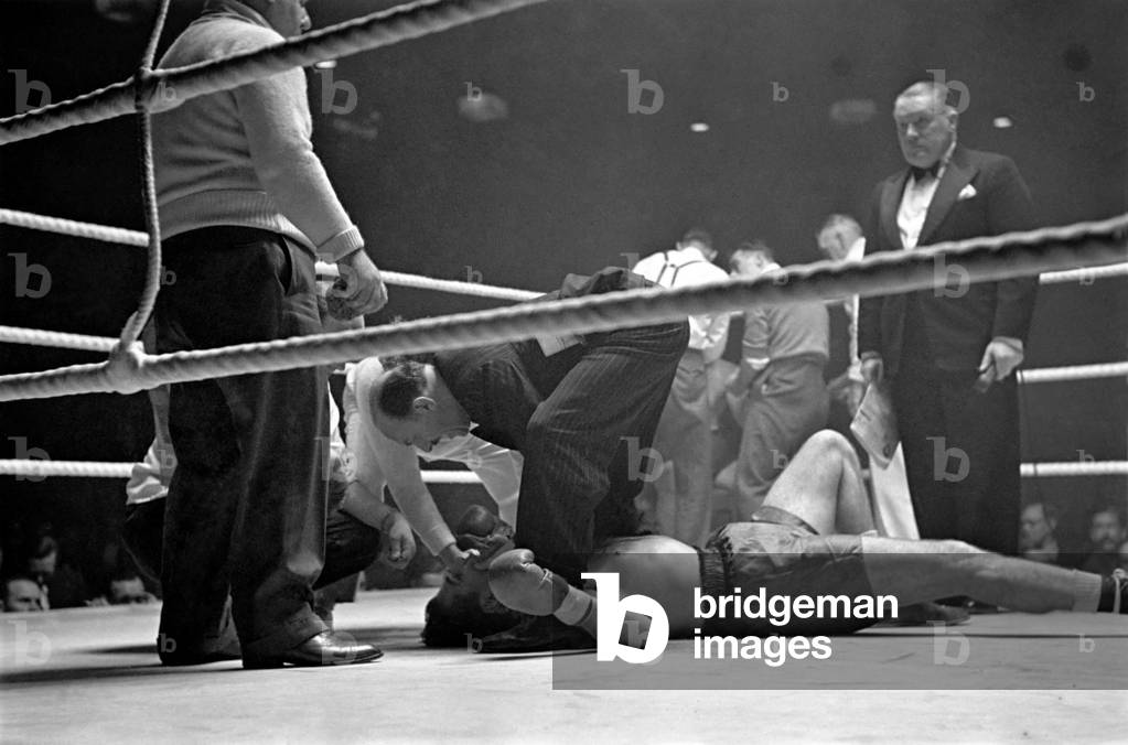 Boxing. Bruce Woodcock knocks Lee Oma out in the fourth round at the Harringay Arena September 1948 O14780-002