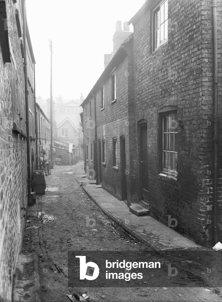 Uxbridge, Nash's yard. Slum clearance. Inhabitants of Bakers Yard, Nash's Yard, Bell yard and York Road moved to new estate off Glebe Road, Austin Way 9th December 1932