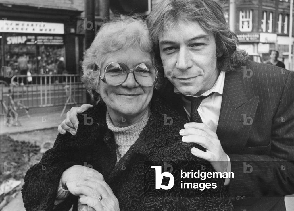 Eric Burdon, the former singer of the group The Animals, returned to Tyneside to attend a film in which he featured. Eric is pictured with mother Iris. 15/11/1982 (b/w photo)