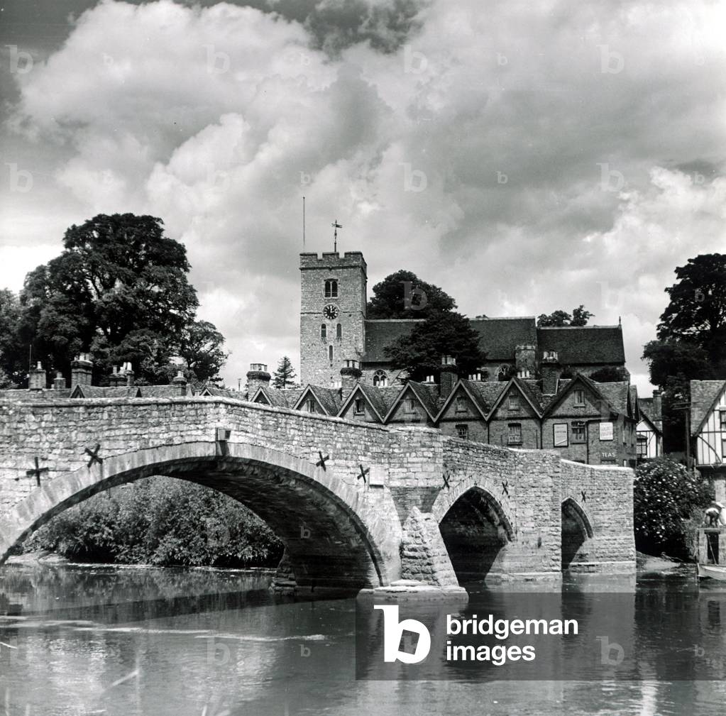 View showing an old bridge crossing the river Medway in the village of Aylesford, Kent
 Circa 1935