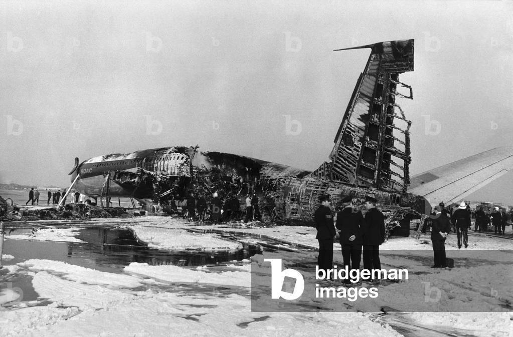 A BOAC Boeing 707 airliner bound for Sydney and Auckland with 131 passengers aboard had to return to Heathrow airport shortly after take off when one of it engines caught fire. The aircraft call sign Whisky Echo crashed with its wing ablaze on runway two. An eye witness said he saw about 50 people jump out of the plane seconds after it crashed. 