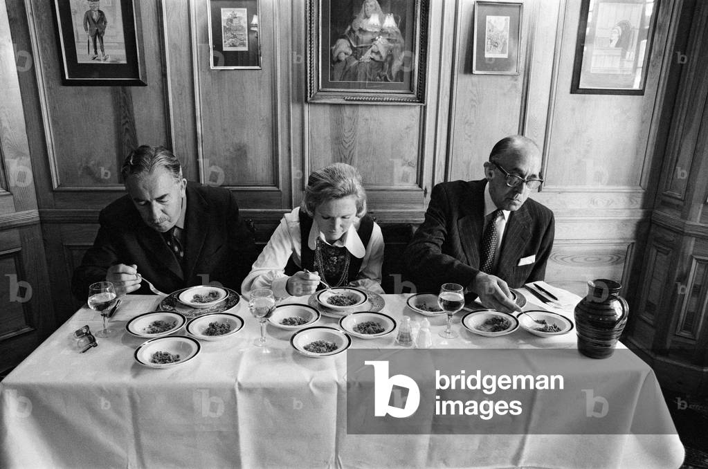 Len Moss (Meat Traders), Mary Berry and Squadron Leader W. (Bill) Gosden (R.A.C) taste testing mince and crisps. 18th October 1977 (b/w photo)
