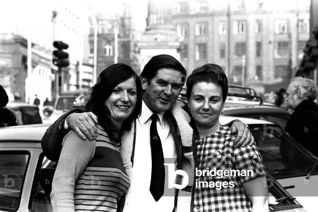 Australian actor Ray Barrett met two of his fans while in Newcastle at the Theatre Royal in the play The Dragon Variation in March, 1971