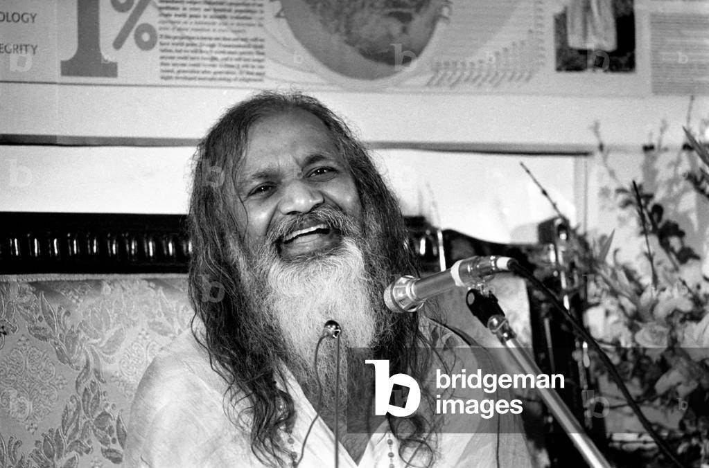 Maharishi is back in Town, March 1975 (b/w photo)