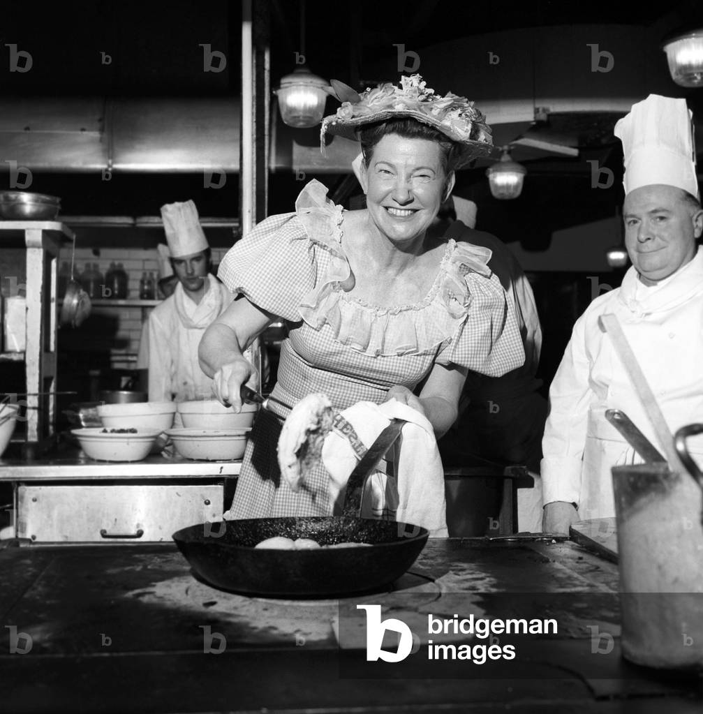 Mini Pearl shows Dorchester chef Mr. John Clark how to prepare her fried chicken, March 1969