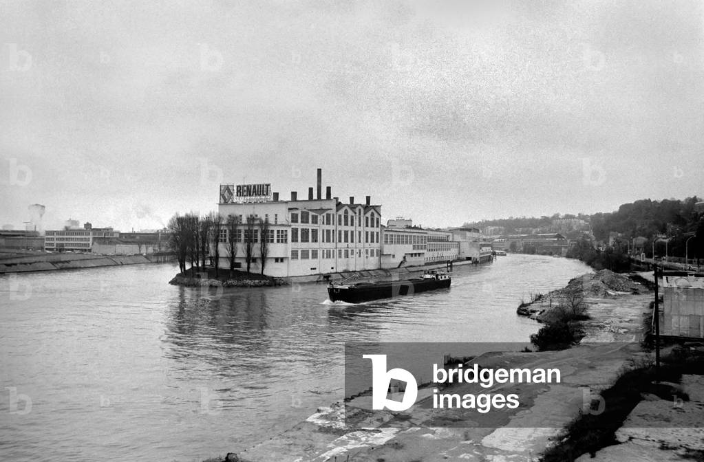 The Renault factory rises from the waters of the Seine like a giant ship Europe's largest motor plant. It is built on the Ile Seguin the plant is flanked by the river, April 1975 (b/w photo)