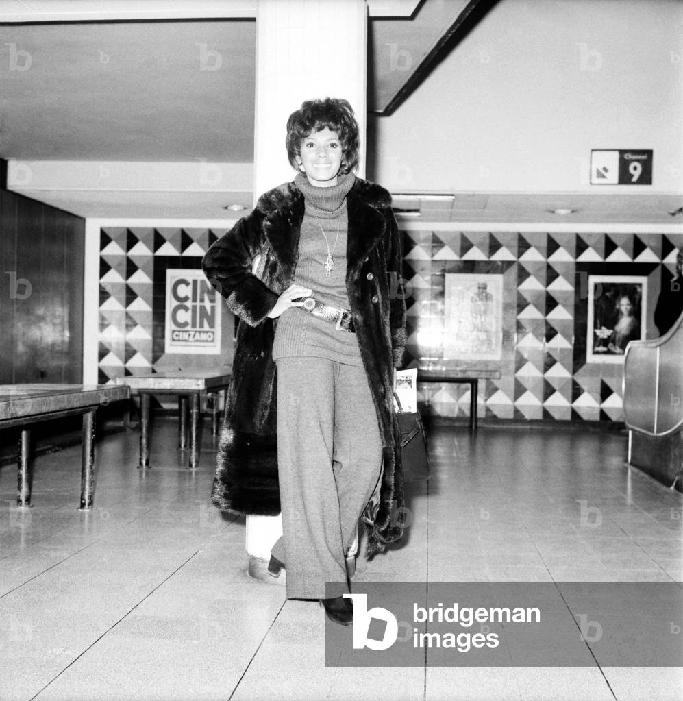 Shirley Bassey pictured at Heathrow Airport. March 1971