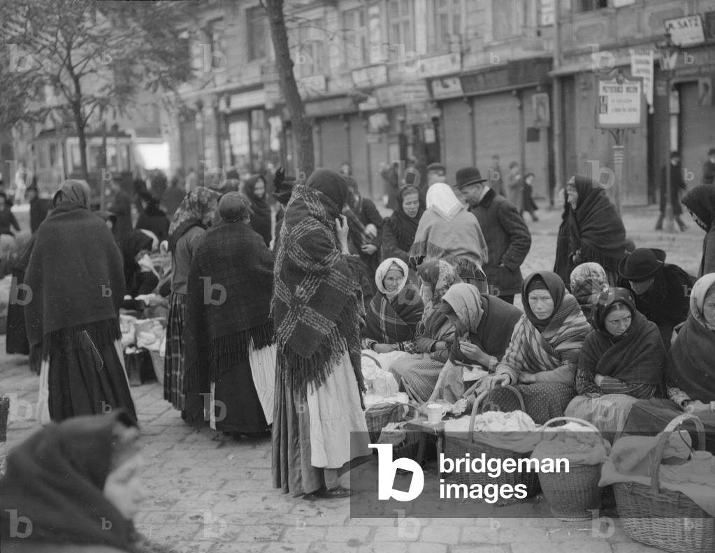 Peasant women in the market place, Lemberg, October 1914 (b/w photo)