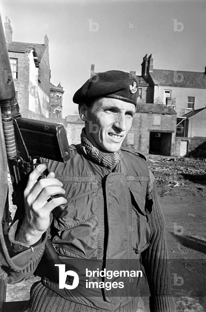 Northern Ireland October 1969. Soldiers seen here patrolling the streets of Belfast. October 1969 Z10441-003
