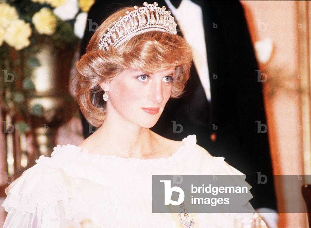 Princess Diana attends a banquet in Auckland New Zealand wearing a yellow dress and tiara, April 1983 (photo)