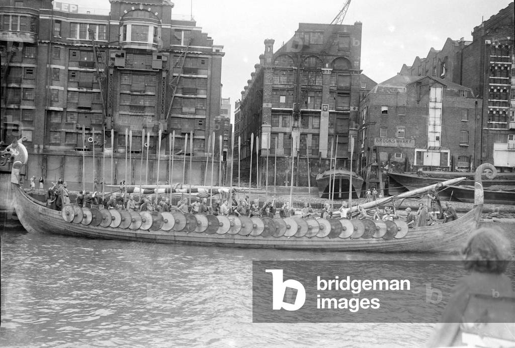 Viking ship sails up River Thames to Richmond.
019488/14