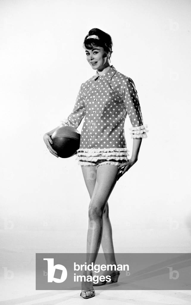 Model jackie Jackson seen here in the studio showing off the latest fashions which have a Spainish influences
Circa 1963