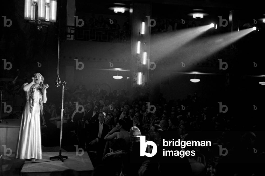 Gracie Fields seen here performing at the Dorchester Hotel Circa. January 1938 OL305G