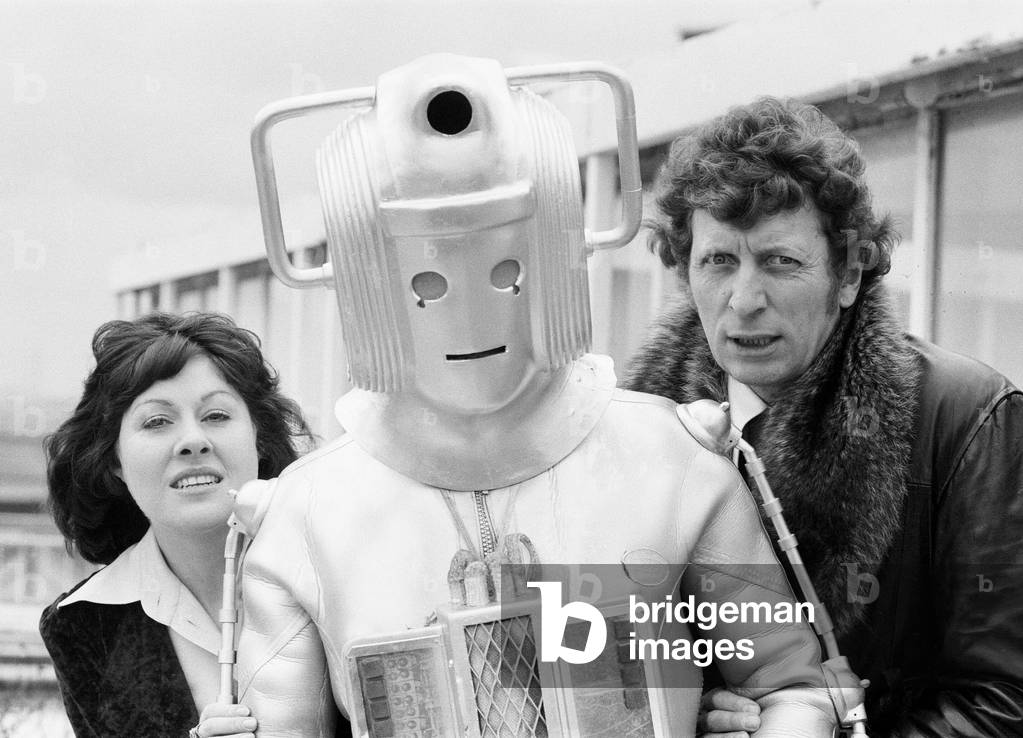 Photocall to introduce new Doctor, actor Tom Baker - the 4th Doctor - pictured with assistant Sarah Jane Smith played by actress Elisabeth Sladen, 15th February 1974 (b/w photo)