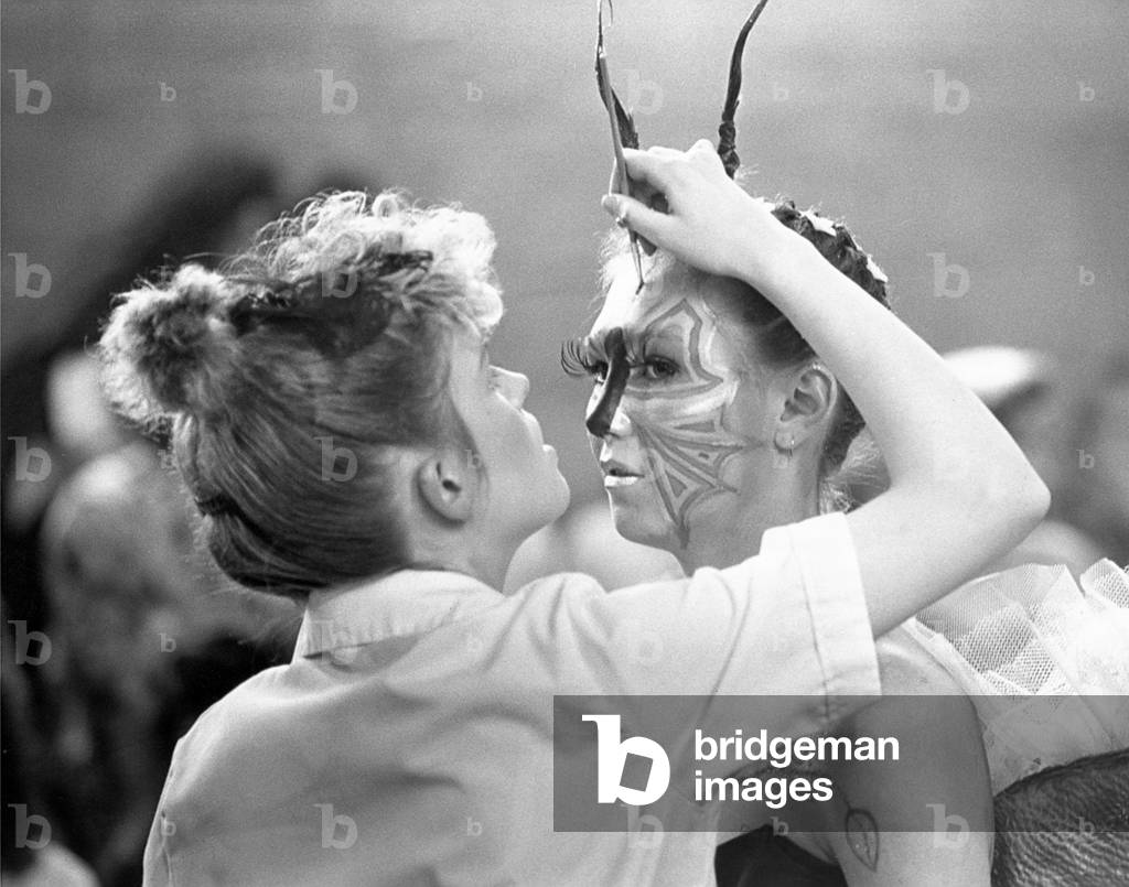 A student puts the final touches to The Insect hair style in a hair and beauty competition in Newcastle in April 1988 (b/w photo)