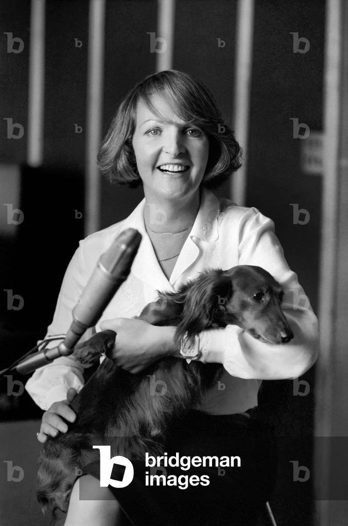 Actress Penelope Keith makes a record about a Dachsund dog, June 1980 (b/w photo)