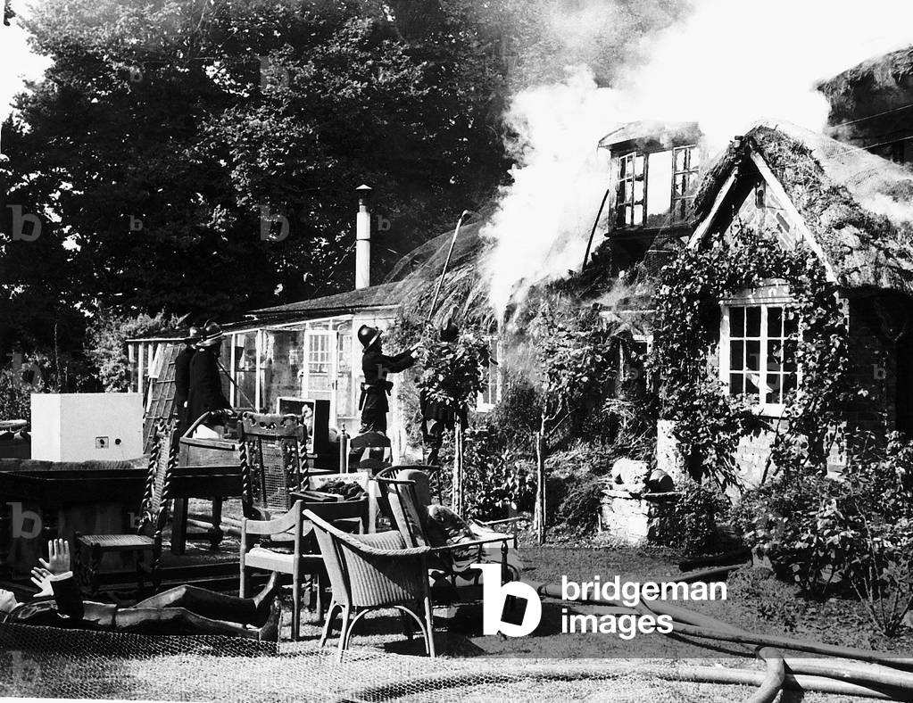 Rolling Stones Keith Richards house, Redlands, on fire in August 1973 (b/w photo)