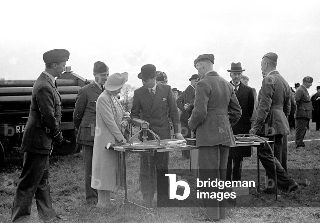 Royal Party at Hook. Balloon Barrage with the King and Queen
and Prime Minister Neville Chamberlain in attendance.
April 1939 1st april 1939