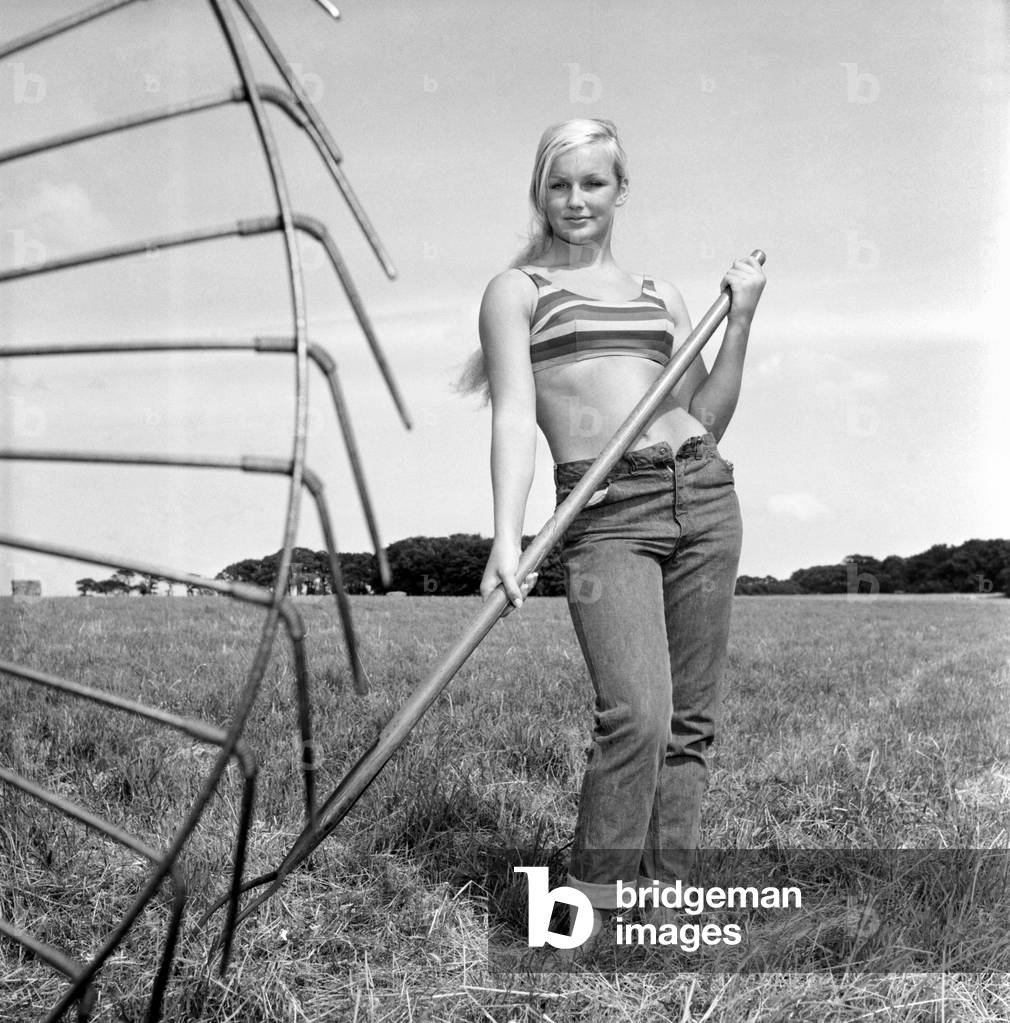 Model Maja Hafernik working on the farm, 1965 (b/w photo)