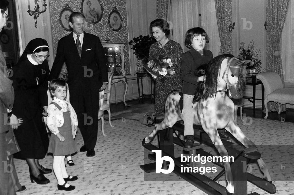 Queen and Duke present a traditional British rocking horse of Victorian design the childrens home at Centre du Rham Luxembourg, 08/11/1976