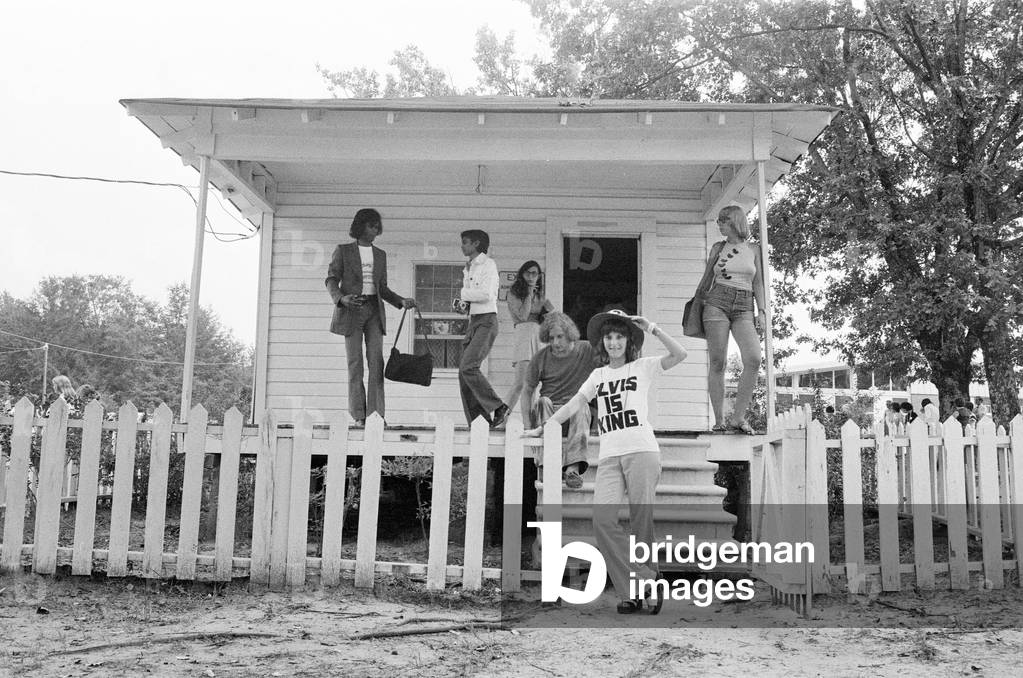 Norma Watt, aged 17, from Kincorth, Aberdeen, Scotland, part of the Elvis Presley Fan Club of Great Britain, inspects the birthplace of her idol, in Tupelo, Lee County, Mississippi, USA, 27th August 1973 (b/w photo)