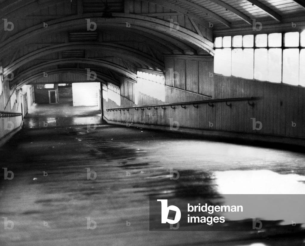 The ramp leading down to the platform at Felling Railway Station on 14th January 1970 (b/w photo)
