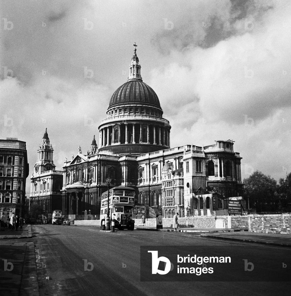 St. Pauls Cathedral viewed from the roadside, London Views Landmarks 1945-50 (b/w photo)