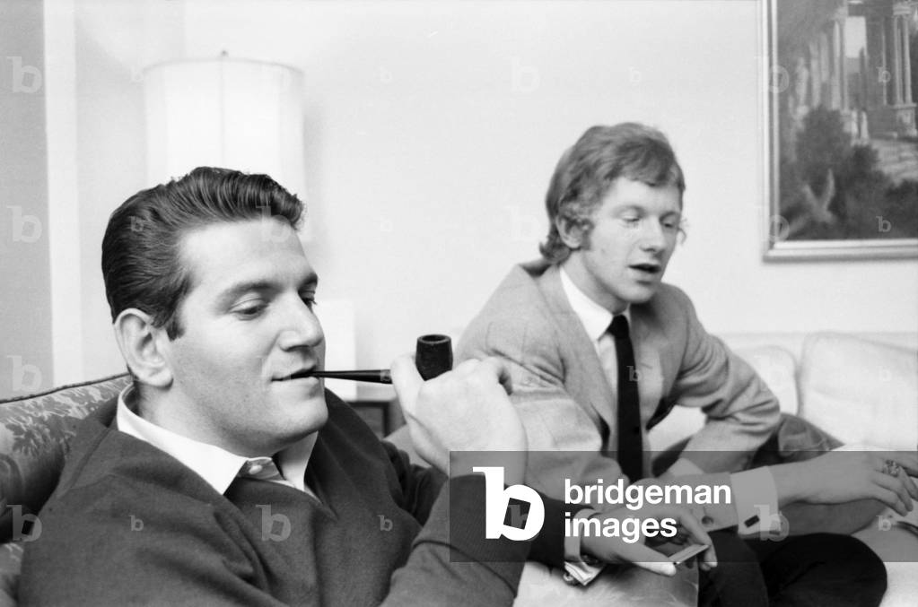 Allen Klein (left) and Andrew Loog Oldham meeting in London's Hilton Hotel discussing Klein's involvement in the management of the Rolling Stones om 24 August 1965/ Later the band joined them to discuss their affairs.