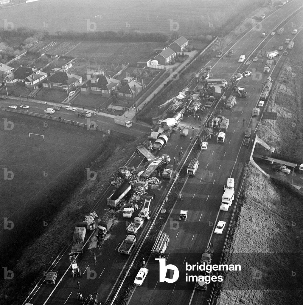 M1 pile-up at Luton, November 1971 (b/w photo)