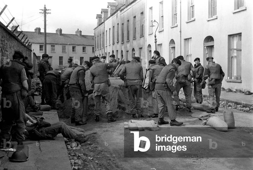 Northern Ireland August 1971. British soldiers seen here on patrol in the Bogside, Londonderry. Our Picture Shows: Soldiers filling sandbags, August 1971 71-10836-007