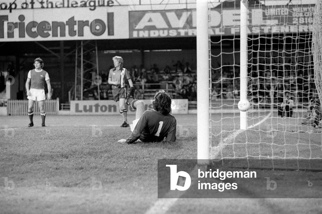 Luton Town. vs. Arsenal. Pat Jennings, August 1977 (photo)