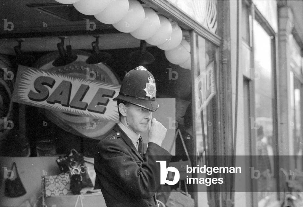 Walkie Talkie Bank Raid. Police inspect the burglar alarm at Lloyds Bank, Baker Street, 13th September 1971