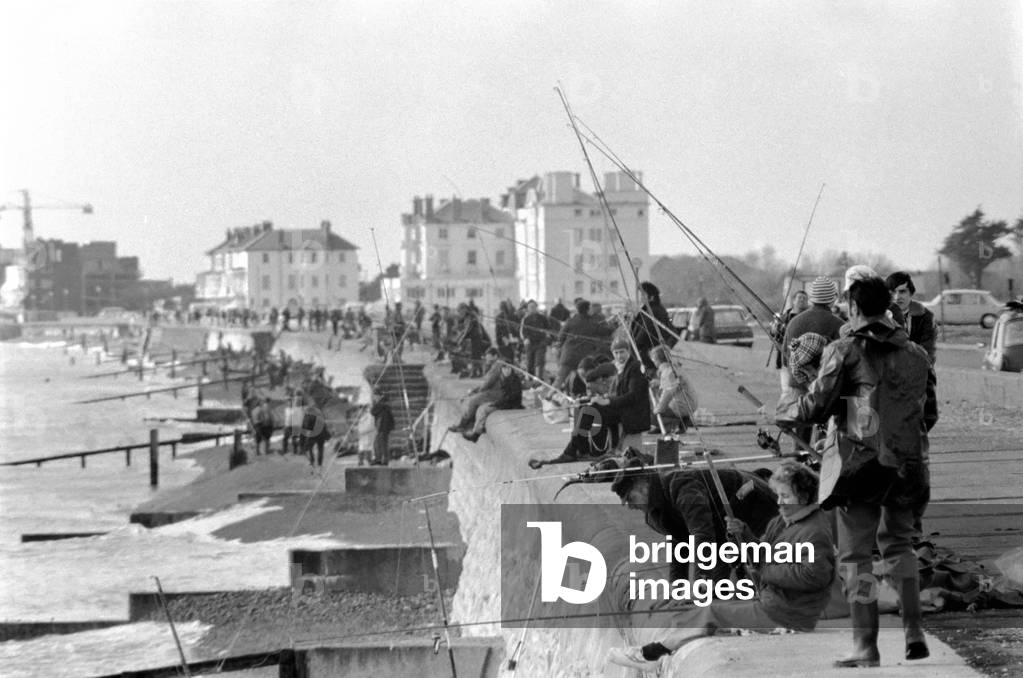 Fishing/Fisherman/Fishermen Sport/Outdoor: 2000 anglers fish from Folkestone Beaches, March 1975 (b/w photo)