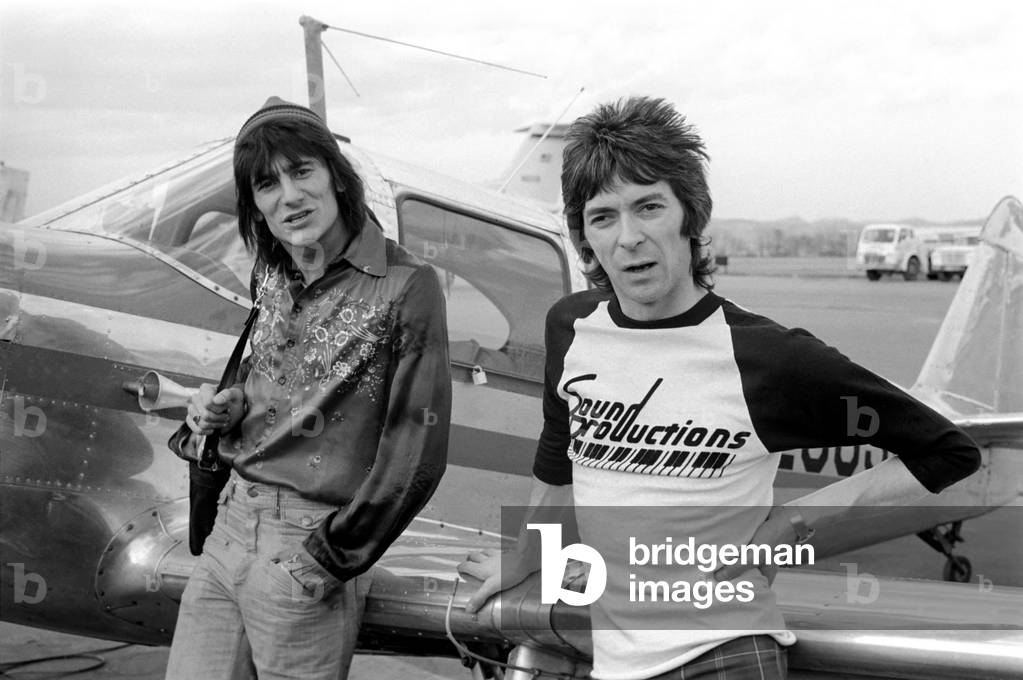 Rod Stewart and the Faces on tour in America. Ronnie Wood and Ian McLagan, April 1975 (b/w photo)