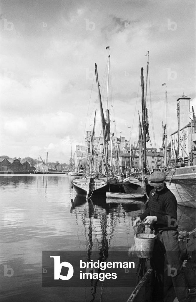 Fisherman at the quayside at Ipswich Docks, on the estuary of the River Orwell, Suffolk. 11th June 1946 (b/w photo)