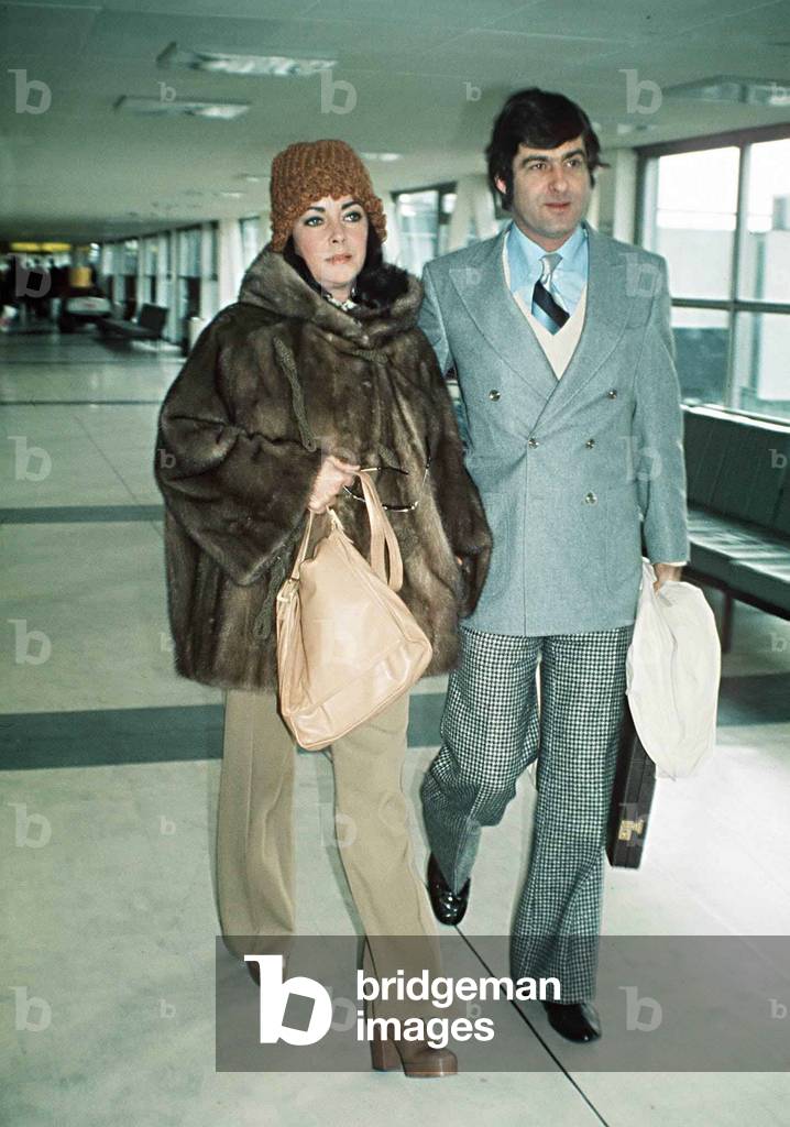 Elizabeth Taylor with Henry Wynberg at London airport, November 1973 (photo)