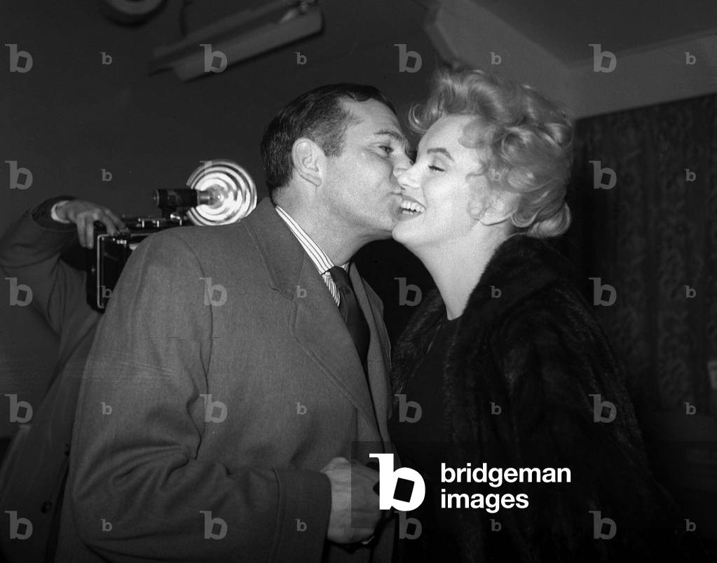 Marilyn Monroe and Arthur Miller leave for the U.S. with Laurence Olivier and Vivien Leigh saying farewell, 21/11/1956 (b/w photo)