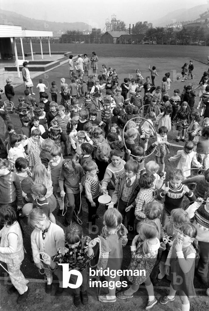 The new generation of school children (5-7 year olds) at the Aberfan Junior School, May 1975 (b/w photo)